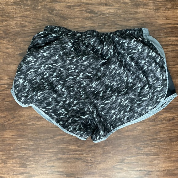 Nike shorts M - Picture 2 of 3